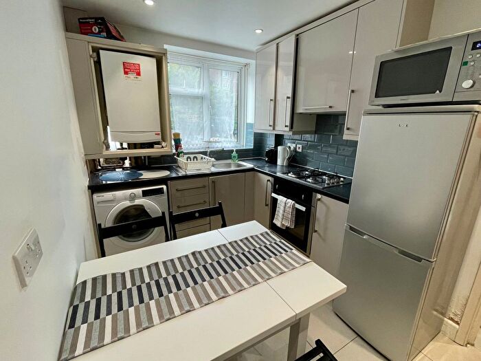 3 Bedroom Flat To Rent In Sidmouth Street, Bloomsbury, Ucl, Lse, Kings Cross, West End, London, WC1H