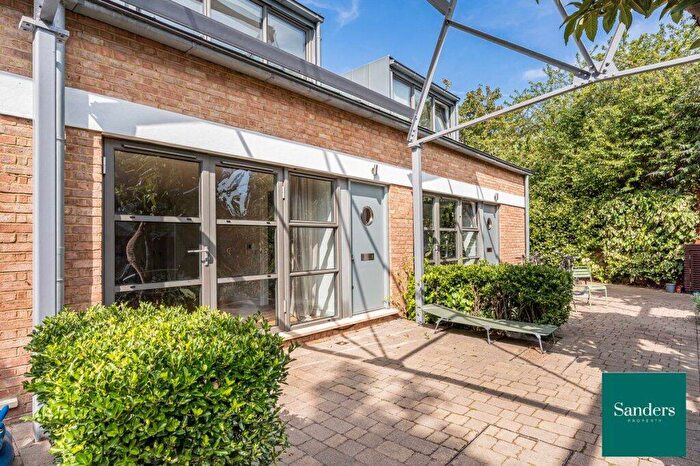 2 Bedroom Flat To Rent In Buckingham Road, Hackney, London, N1