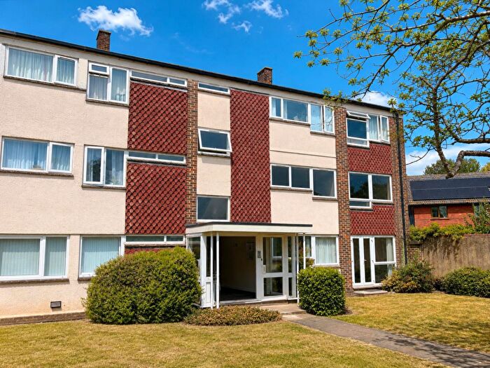 2 Bedroom Flat For Sale In Cliftonville Court, Northampton, NN1