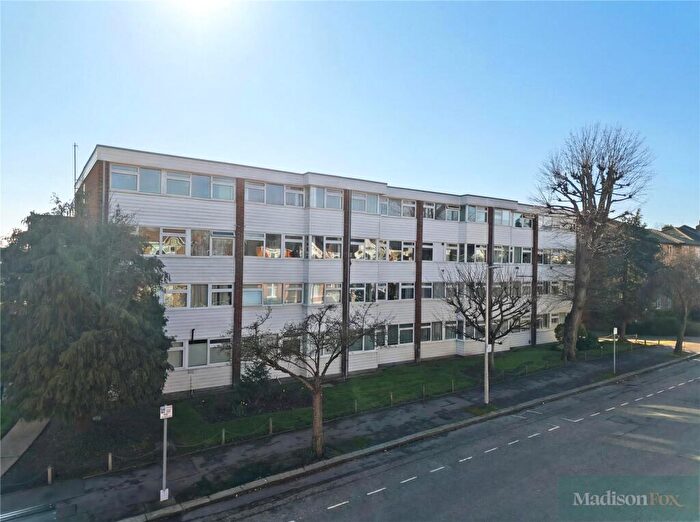 2 Bedroom Apartment For Sale In The Chiltons, Grove Hill, South Woodford, E18