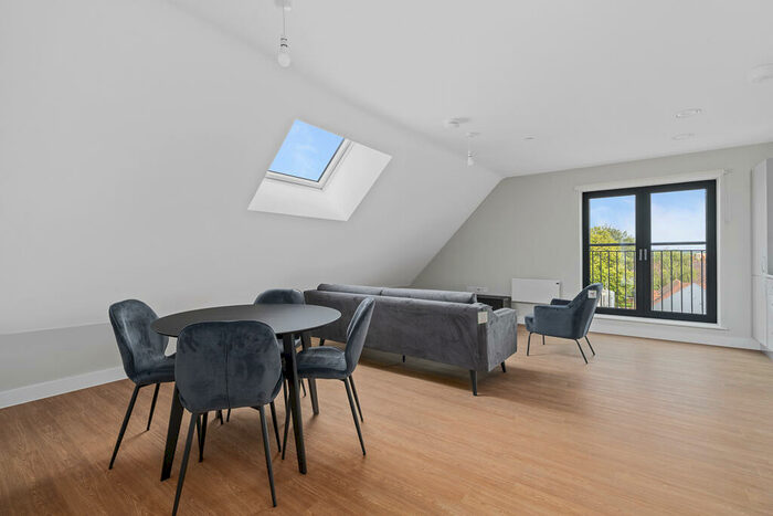 2 Bedroom Apartment To Rent In Weavers Yard Newbury, RG14