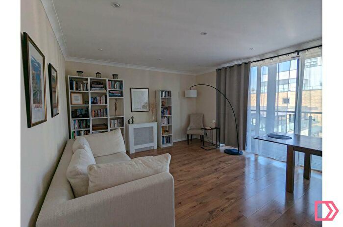 3 Bedroom Flat To Rent In Boardwalk Place, Canary Wharf, London, Select, E14
