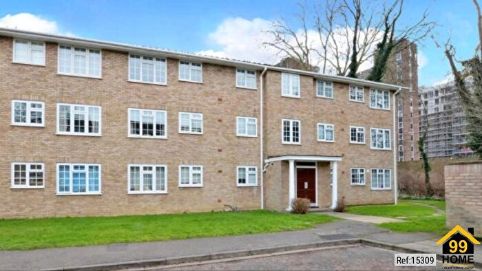 3 Bedroom Flat To Rent In Swallow Close, Staines-Upon-Thames, London, TW18