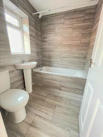 2 Bedroom Flat To Rent In Norcot Road, Reading, RG30