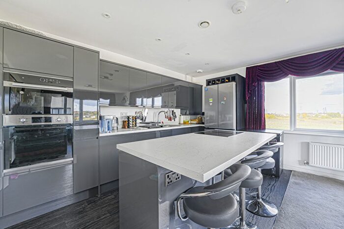 2 Bedroom Flat For Sale In Riverside Wharf, Dartford, DA1