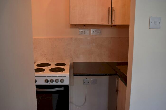 Studio To Rent In Dallow Road, Dallow, Luton, Bedfordshire LU1