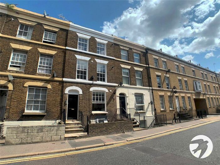 1 Bedroom Flat To Rent In High Street, Rochester, Kent, ME1