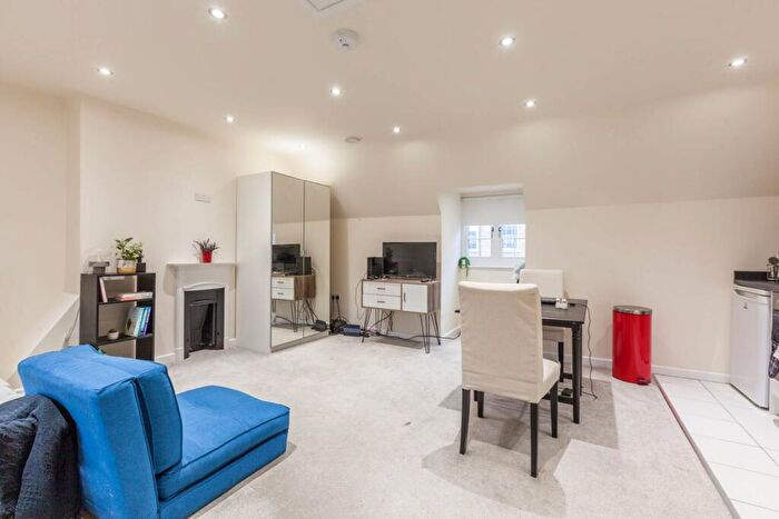 Studio To Rent In Wentworth Street, Tower Hamlets, London, E1