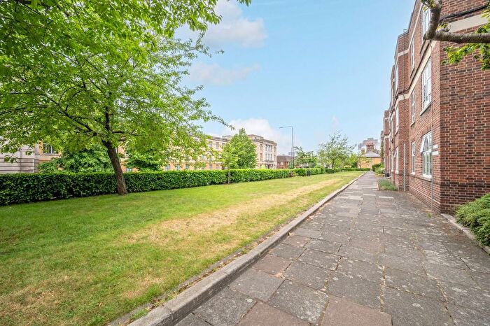 3 Bedroom Flat To Rent In Fairfield Drive, Wandsworth, London, SW18