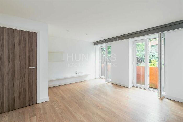 2 Bedroom Flat To Rent In Embassy Lodge, London, N16