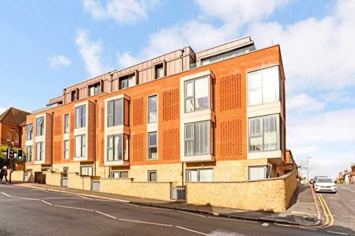 2 Bedroom Apartment To Rent In Denzil Road Guildford, GU2