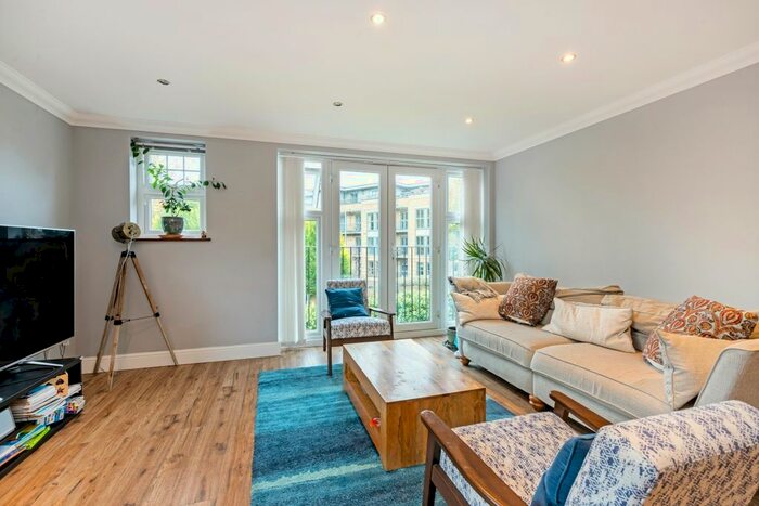 2 Bedroom Flat To Rent In Churchview Close, Caterham, CR3