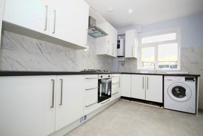 3 Bedroom Flat To Rent In East Lane, Wembley, Middlesex, HA0