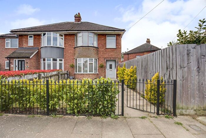 3 Bedroom Semi Detached House For Sale In Cedarcroft Road, Ipswich, IP1