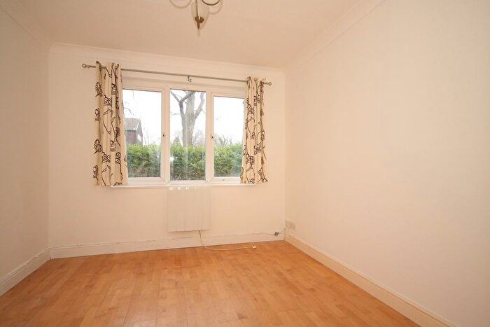 2 Bedroom Flat For Sale In Hallington Close, Horsell, Woking, GU21