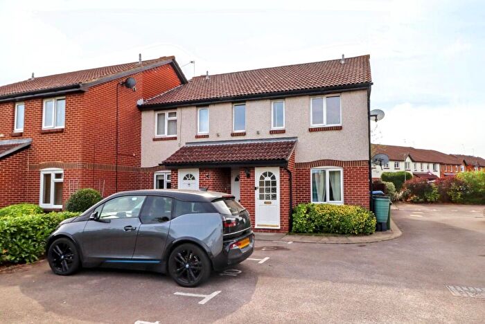 1 Bedroom Maisonette To Rent In Paxton Close, Walton-On-Thames, Surrey, KT12