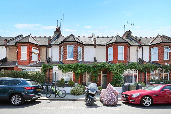 2 Bedroom Maisonette For Sale In Bavent Road, London, SE5