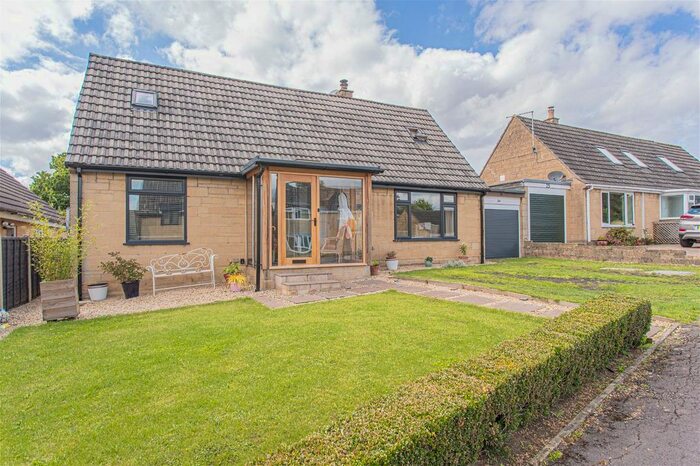 4 Bedroom Bungalow For Sale In Monks Park, Milbourne, Malmesbury, SN16