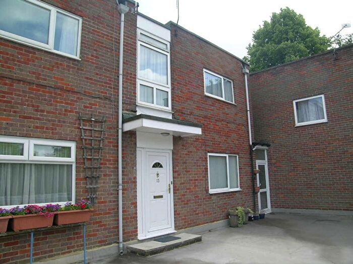 3 Bedroom Flat To Rent In Grove Court, Beaconsfield, HP9