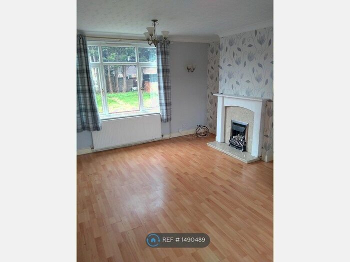 3 Bedroom Semi-Detached House To Rent In Stainton Drive, Grimsby, DN33