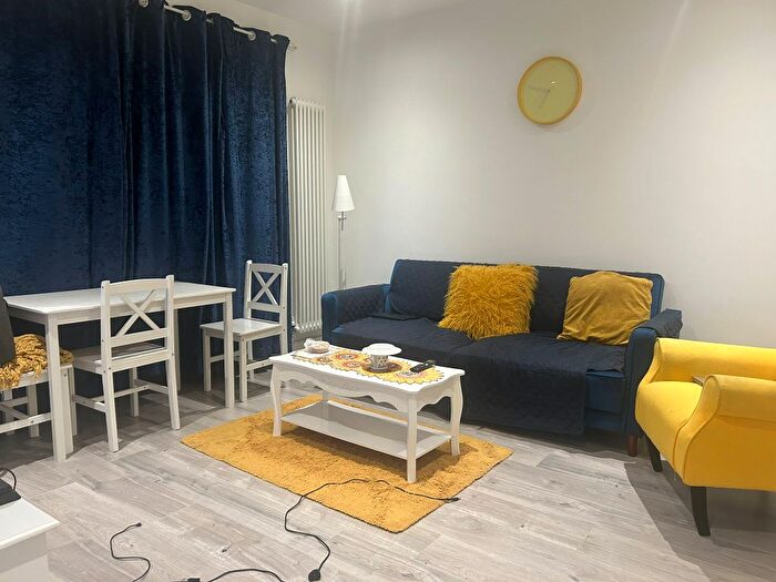 3 Bedroom Flat To Rent In Marlborough Drive, Clayhall, Ilford, IG5