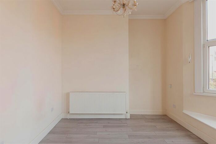 1 Bedroom Flat To Rent In Station Road, Redhill, RH1