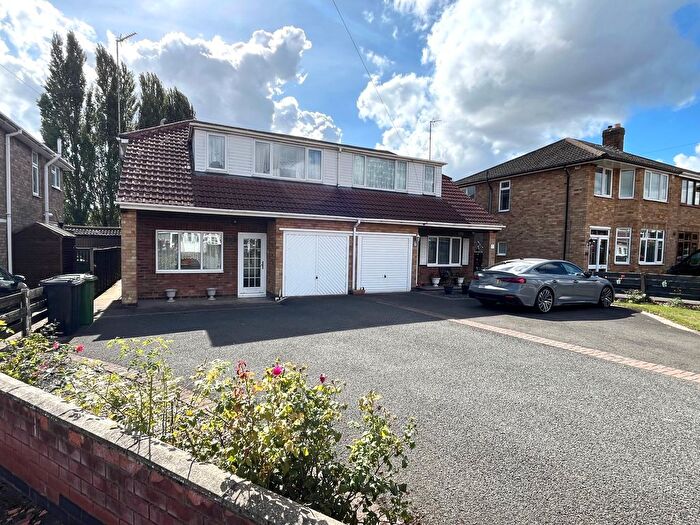 3 Bedroom Semi-detached House For Sale In River Close, Bedworth, CV12