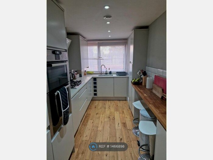 1 Bedroom Flat To Rent In Uxbridge Road, Hampton Hill, Hampton, TW12