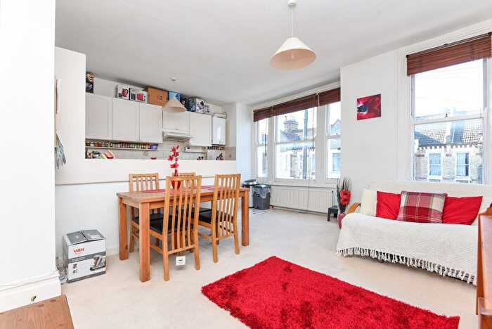 2 Bedroom Flat To Rent In Kingscourt Road, Streatham Hill, London, SW16
