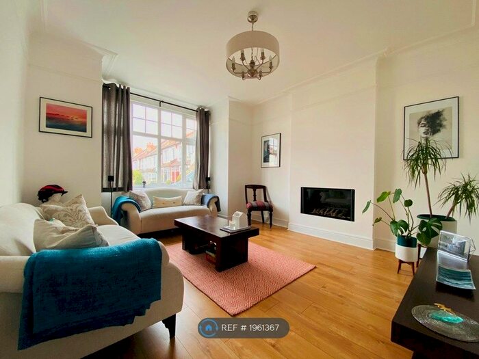 2 Bedroom End Of Terrace House To Rent In Gilbert Road, Bromley, BR1