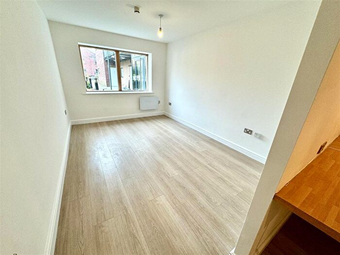 1 Bedroom Flat To Rent In Camlough Walk, Chesterfield, S41
