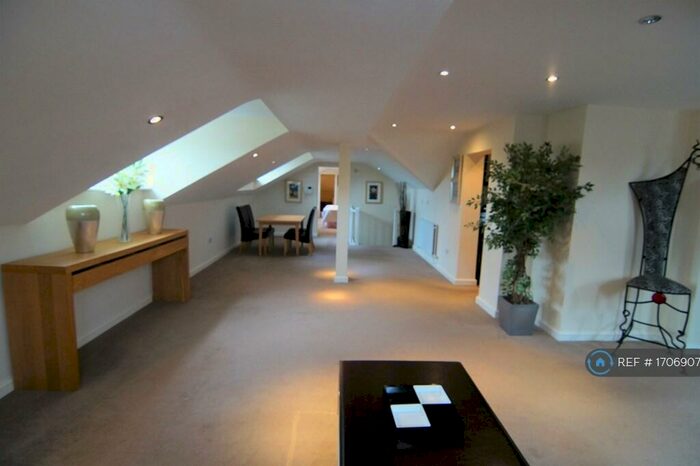 2 Bedroom Flat To Rent In Baddow Croft, Woolton, Liverpool, L25