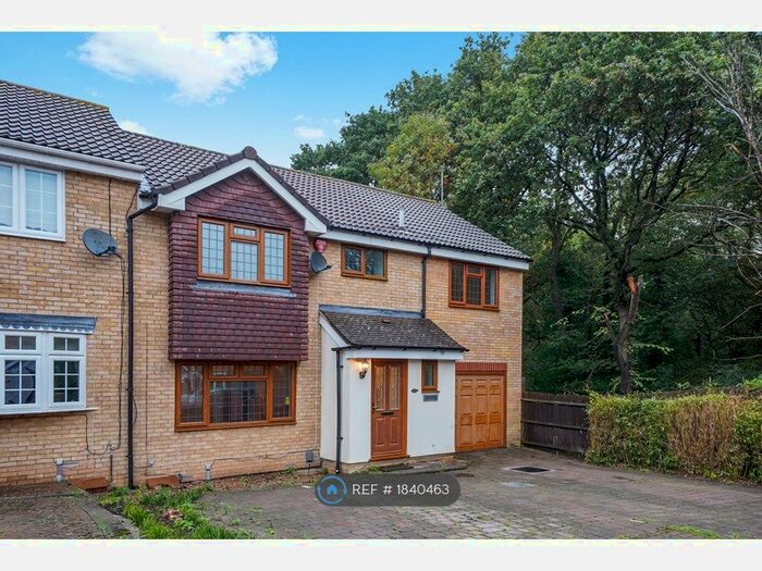 4 Bedroom Semi-Detached House To Rent In Grovedale Close, Hertsfordshire, EN7