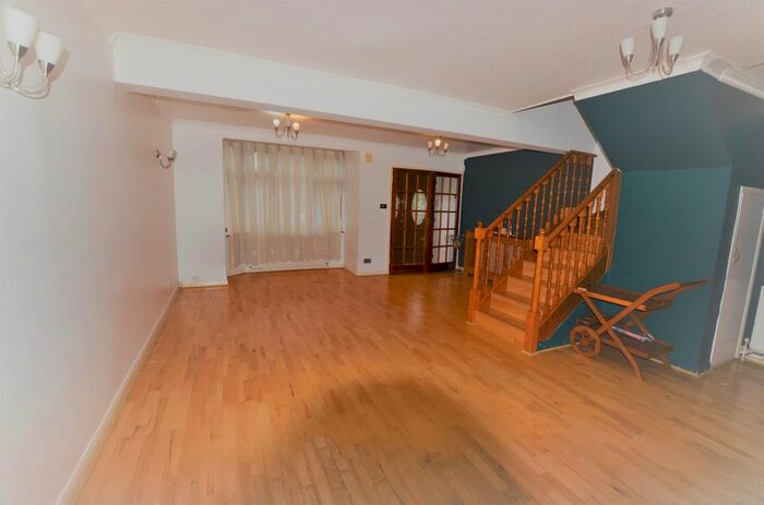 4 Bedroom Semi-Detached House To Rent In The Fairway, London, N13