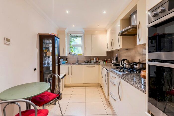 2 Bedroom Flat To Rent In Churchview Close, Caterham, CR3