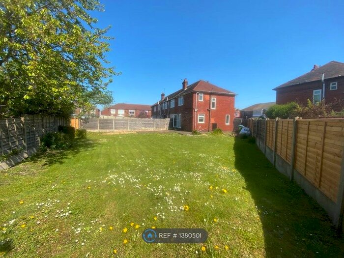 2 Bedroom Semi-Detached House To Rent In Myrtle Grove, Droylsden, Manchester, M43