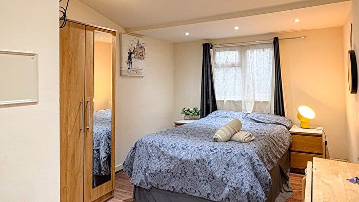 Studio To Rent In Park Avenue, London, NW2