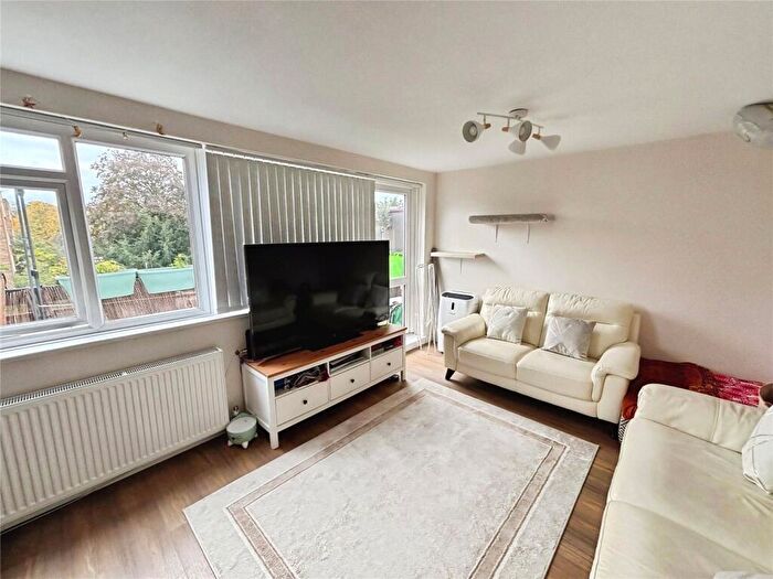3 Bedroom Flat For Sale In Wessex Close, Kingston Upon Thames, KT1