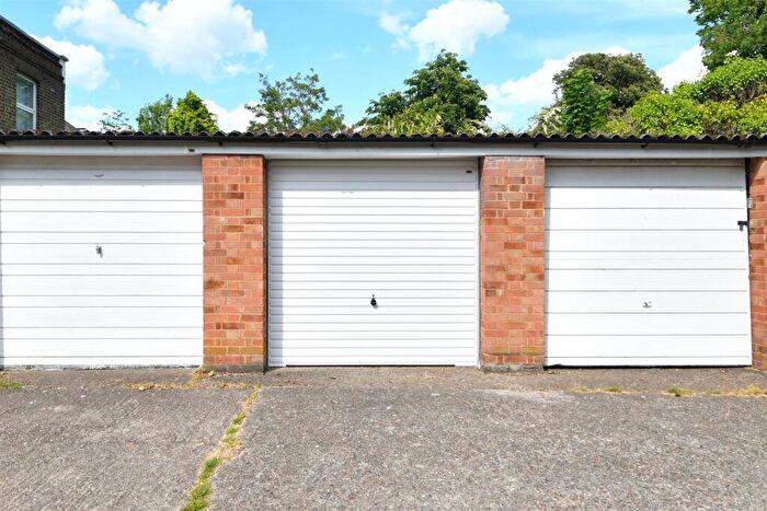 Garage / Parking To Rent In Green Lawns, Moss Hall Grove, London, N12
