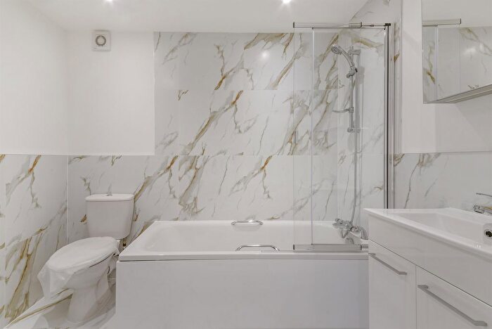 2 Bedroom Flat For Sale In Kingswood Way, Selsdon, South Croydon, CR2