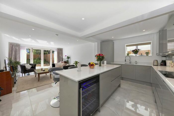 3 Bedroom Flat To Rent In Kendal Road, London, NW10