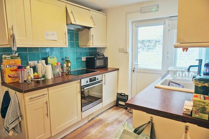 2 Bedroom Flat To Rent In Gwydr Crescent, Uplands, Swansea, SA2