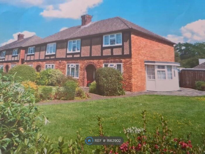 2 Bedroom Maisonette To Rent In Monks Close, Enfield, EN2