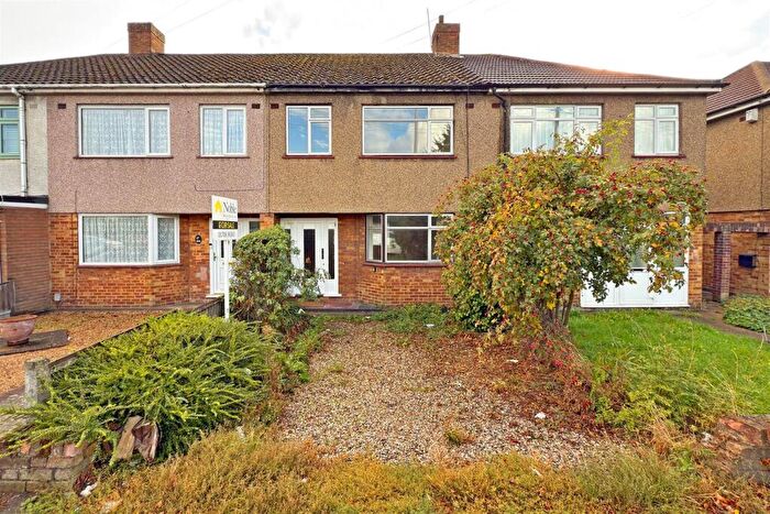 3 Bedroom Terraced House For Sale In Southend Arterial Road, Hornchurch, RM11