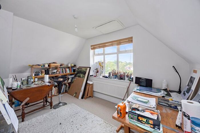 2 Bedroom Flat For Sale In Forest Road, Effingham Junction, Leatherhead, KT24