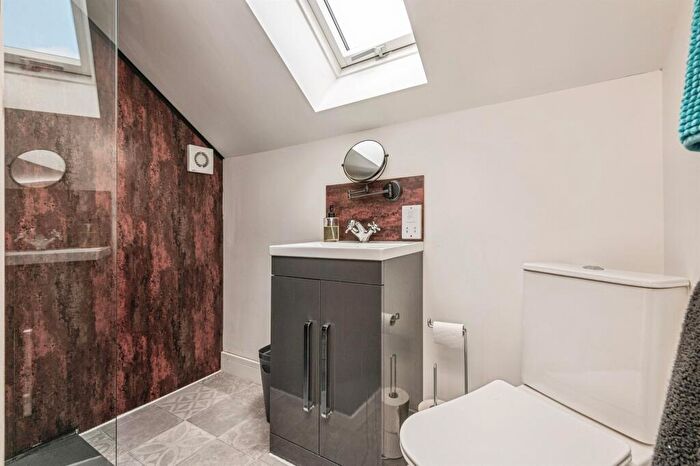 4 Bedroom End Of Terrace House For Sale In Kinder Avenue, Cowlersley, Huddersfield, HD4