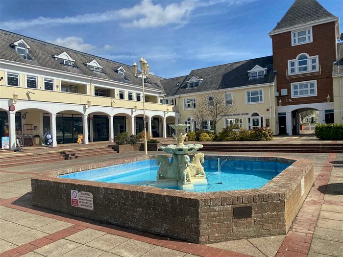 2 Bedroom Apartment To Rent In Lakeside, Aylesbury, HP19