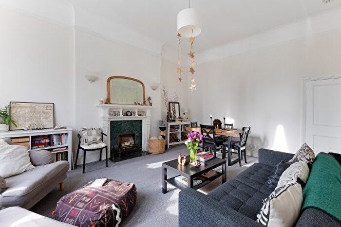 3 Bedroom Flat To Rent In Inverness Gardens, Kensington, W8