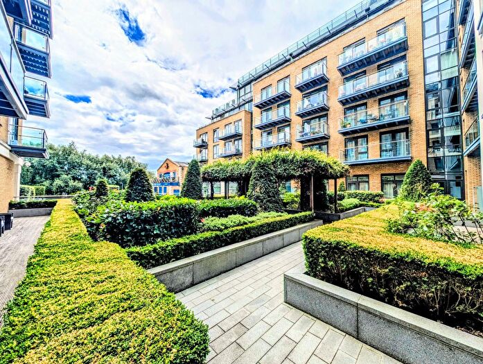 3 Bedroom Flat To Rent In Apartment, Kew Bridge Road, Brentford, TW8