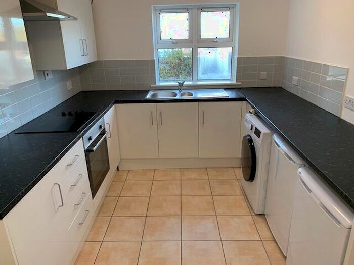 2 Bedroom Flat To Rent In Llys Yr Eglwys, Penarth, CF64